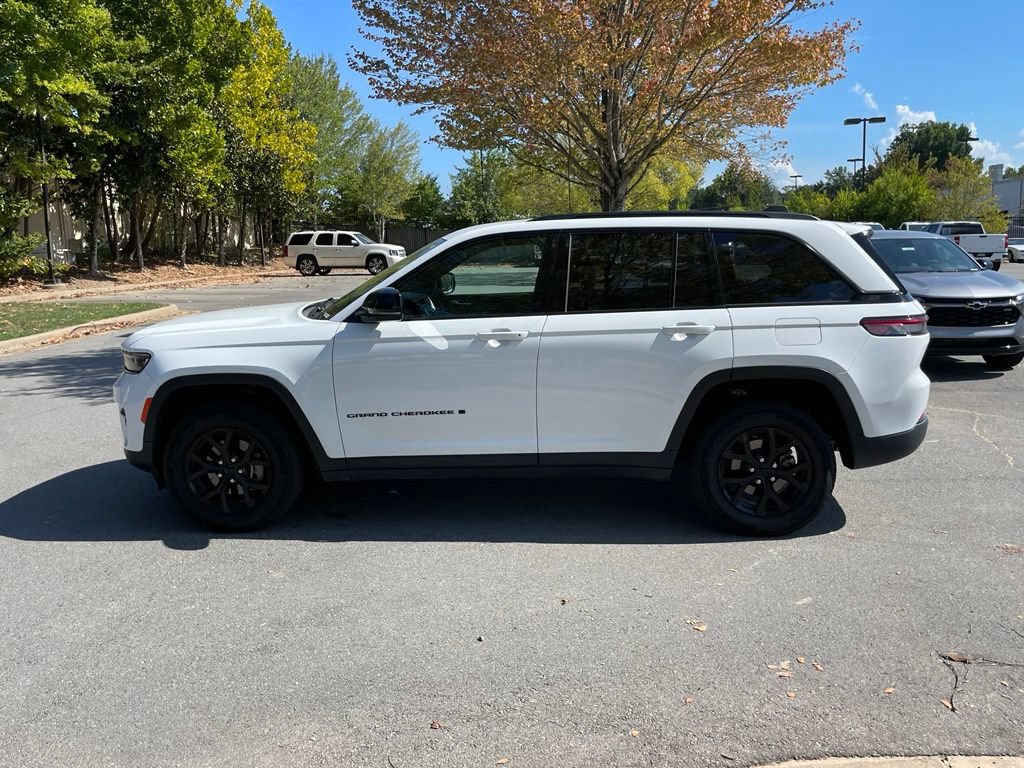 Used 2025 Jeep Grand Cherokee Altitude AWD/4WD image 4