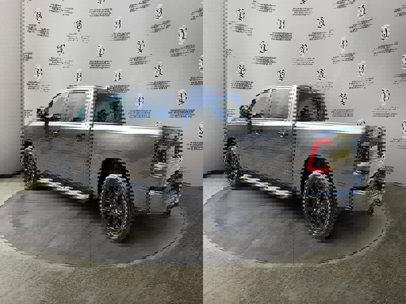 Used 2023 RAM 1500 Laramie AWD/4WD image 3