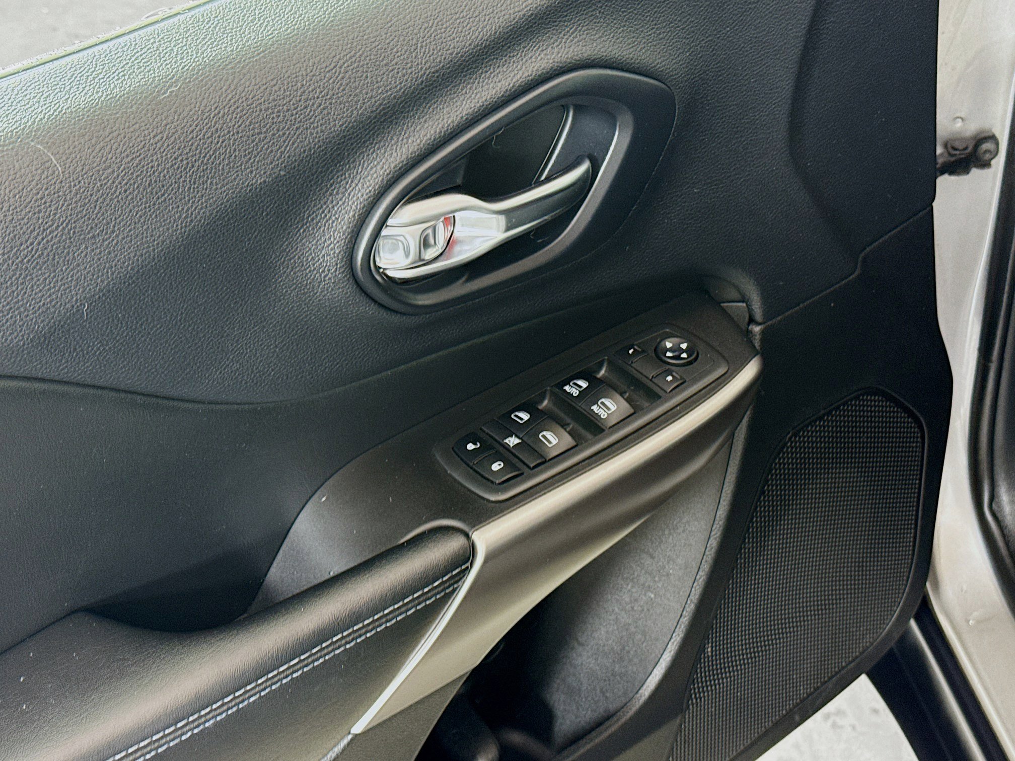 Used 2019 Jeep Cherokee Latitude Plus image 18