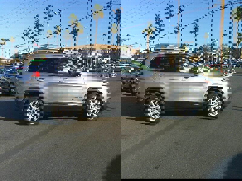 Used 2018 Jeep Cherokee Latitude Plus w/ Comfort/Convenience Group image 7