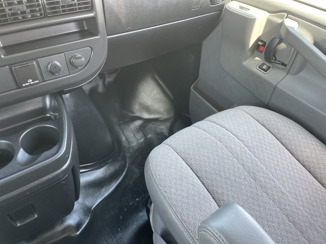 Used 2017 Chevrolet Express 3500 Extended image 16