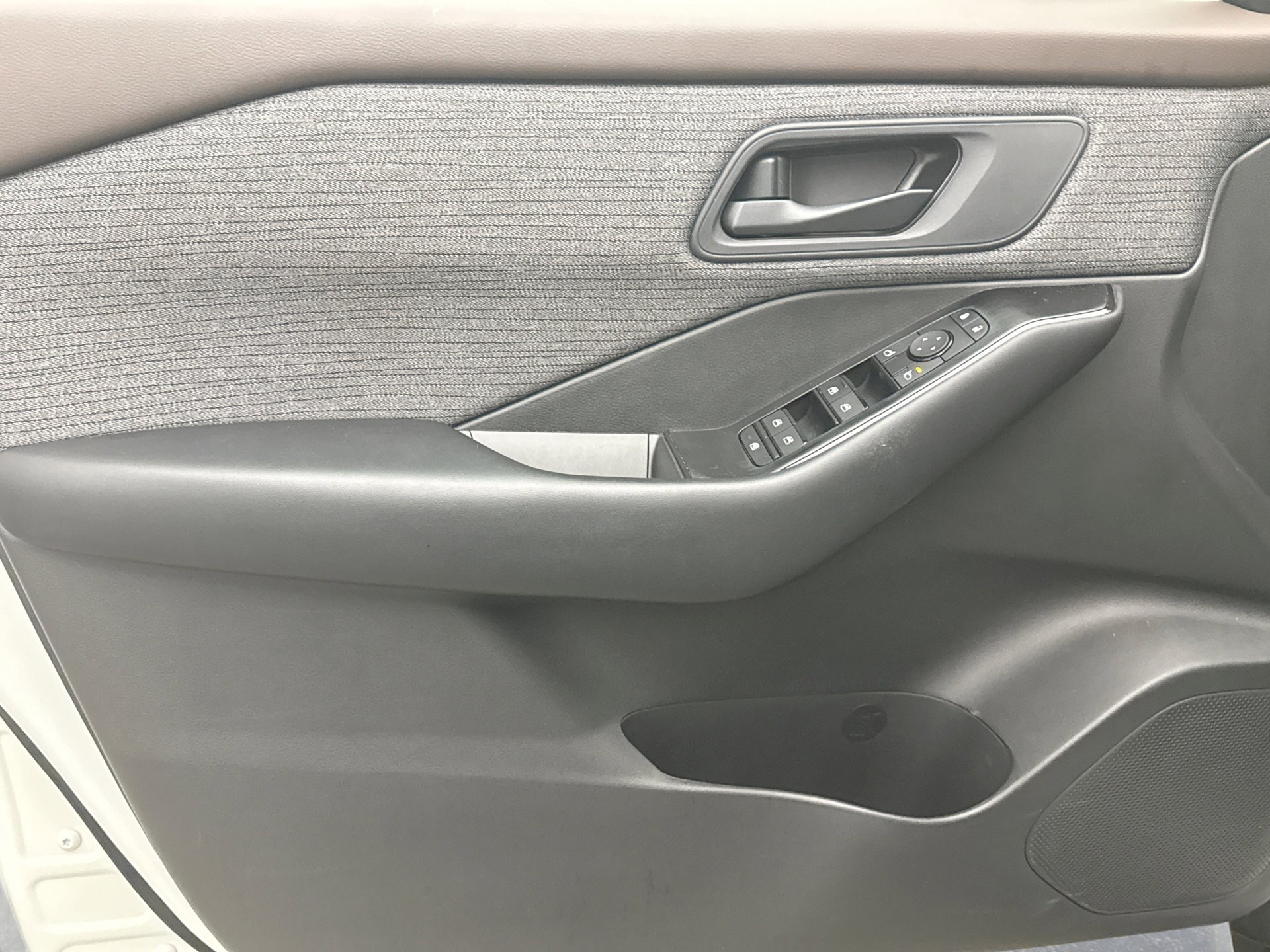 Used 2023 Nissan Rogue S image 9