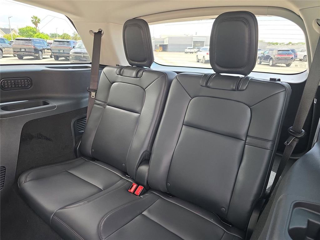 New 2026 Lincoln Aviator 2WD w/ Jet Appearance Package image 9