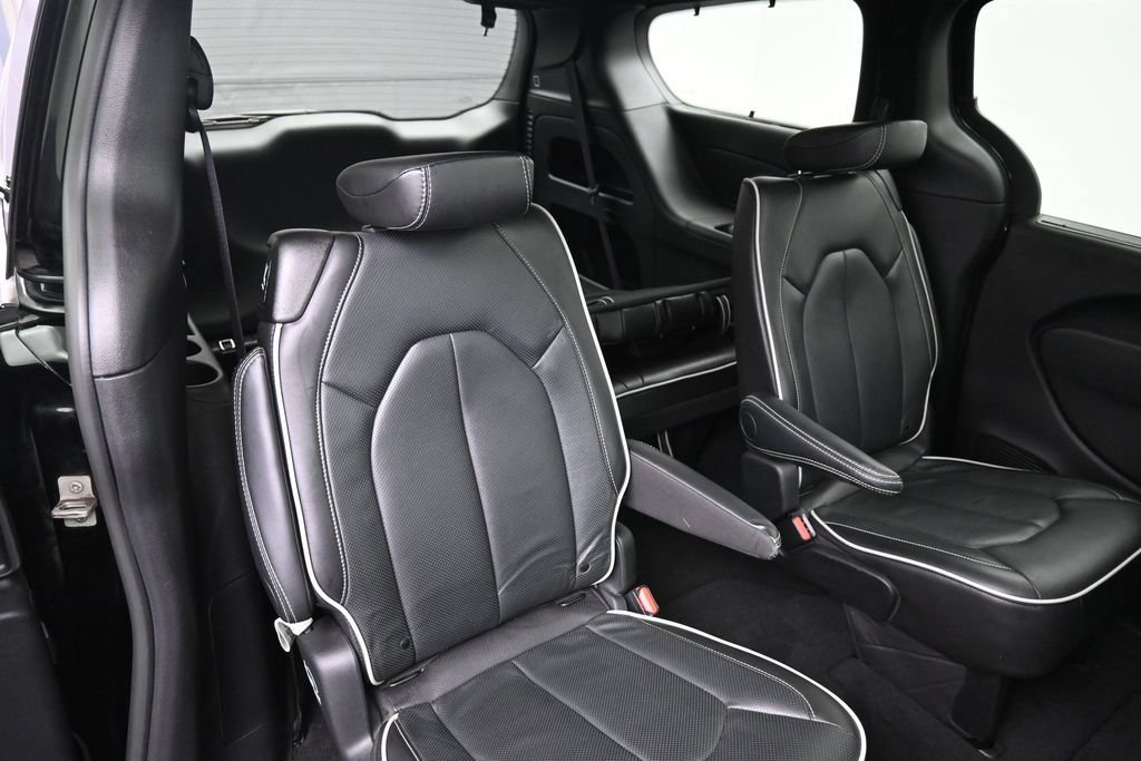 Used 2025 Chrysler Pacifica Limited FWD image 21
