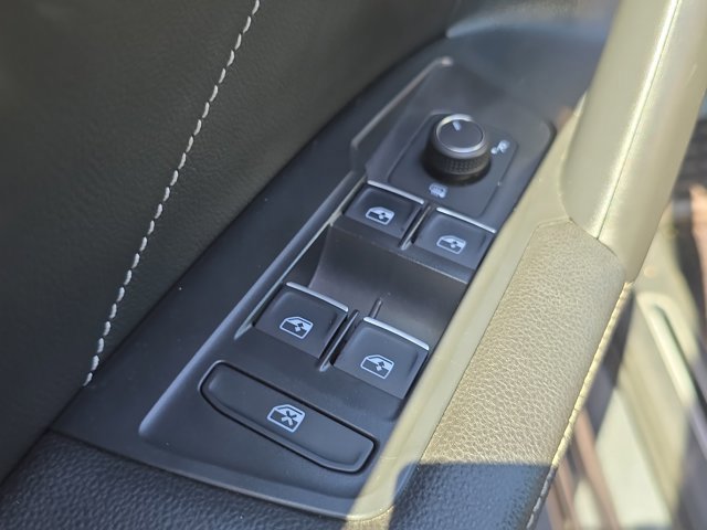 Used 2023 Volkswagen Tiguan SE R-Line image 6