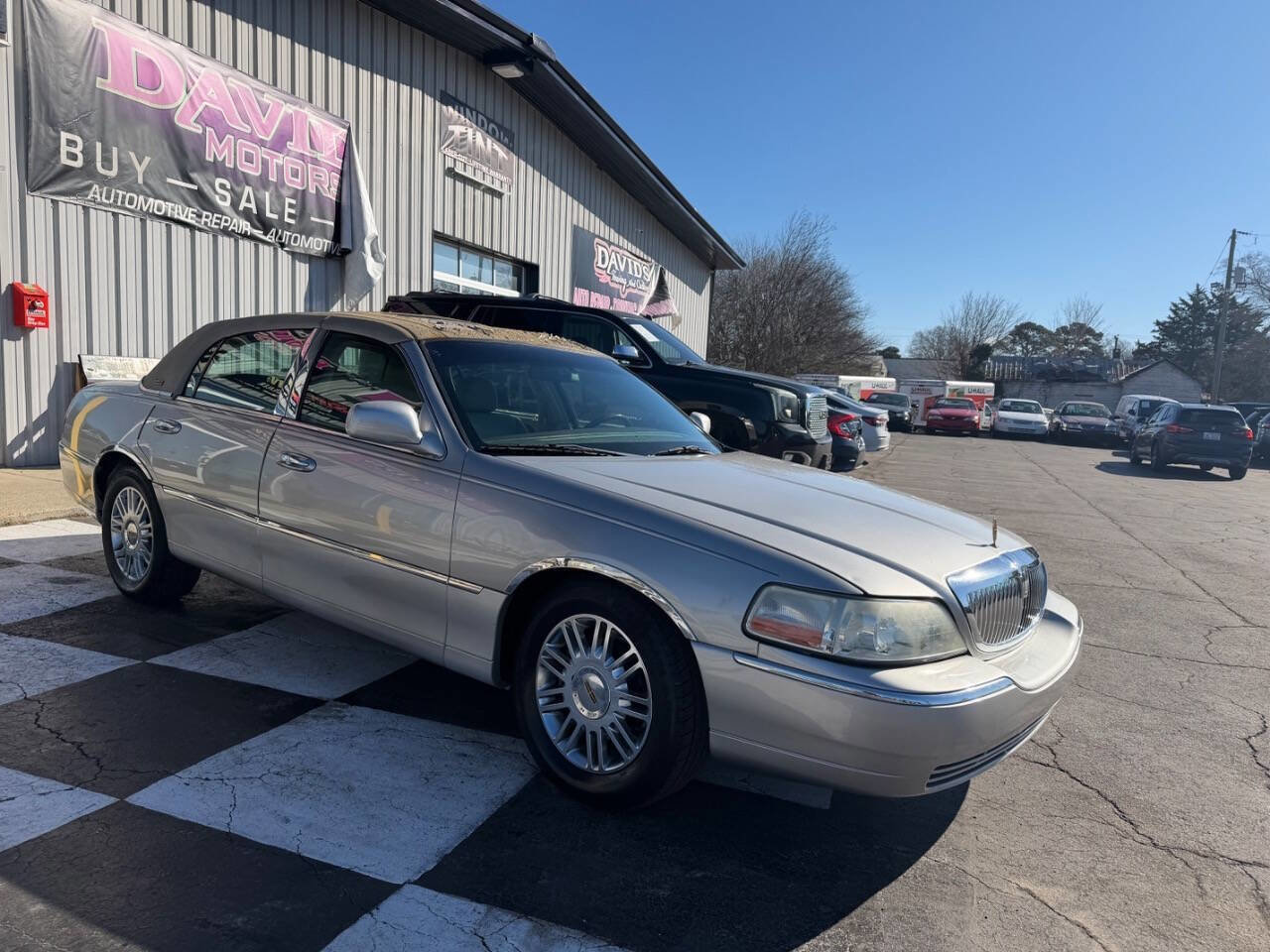Used 2006 Lincoln Town Car Signature Limited image 3