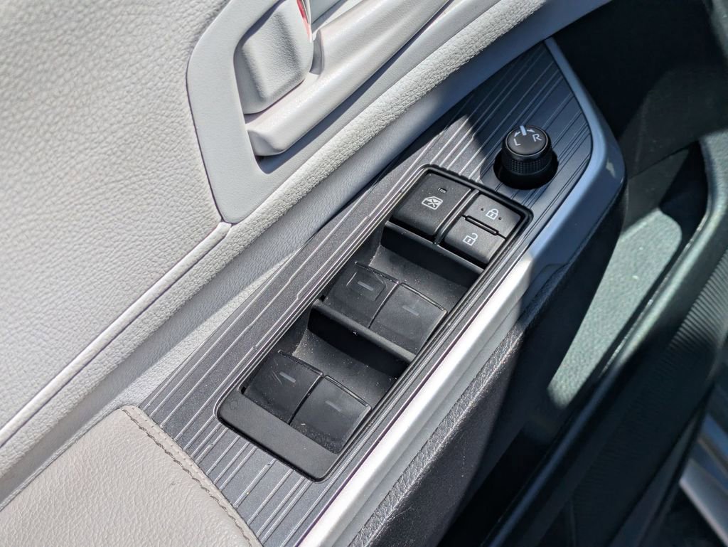 Used 2025 Toyota Sienna LE image 13