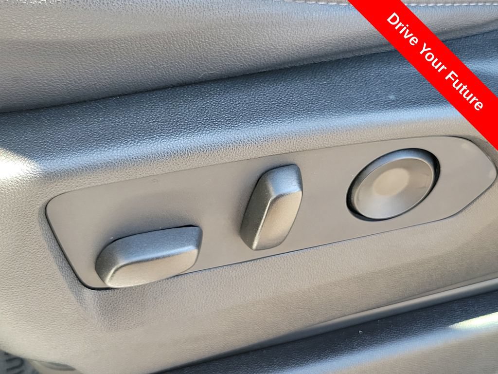 Used 2023 Chevrolet Tahoe Z71 w/ Luxury Package AWD/4WD image 17
