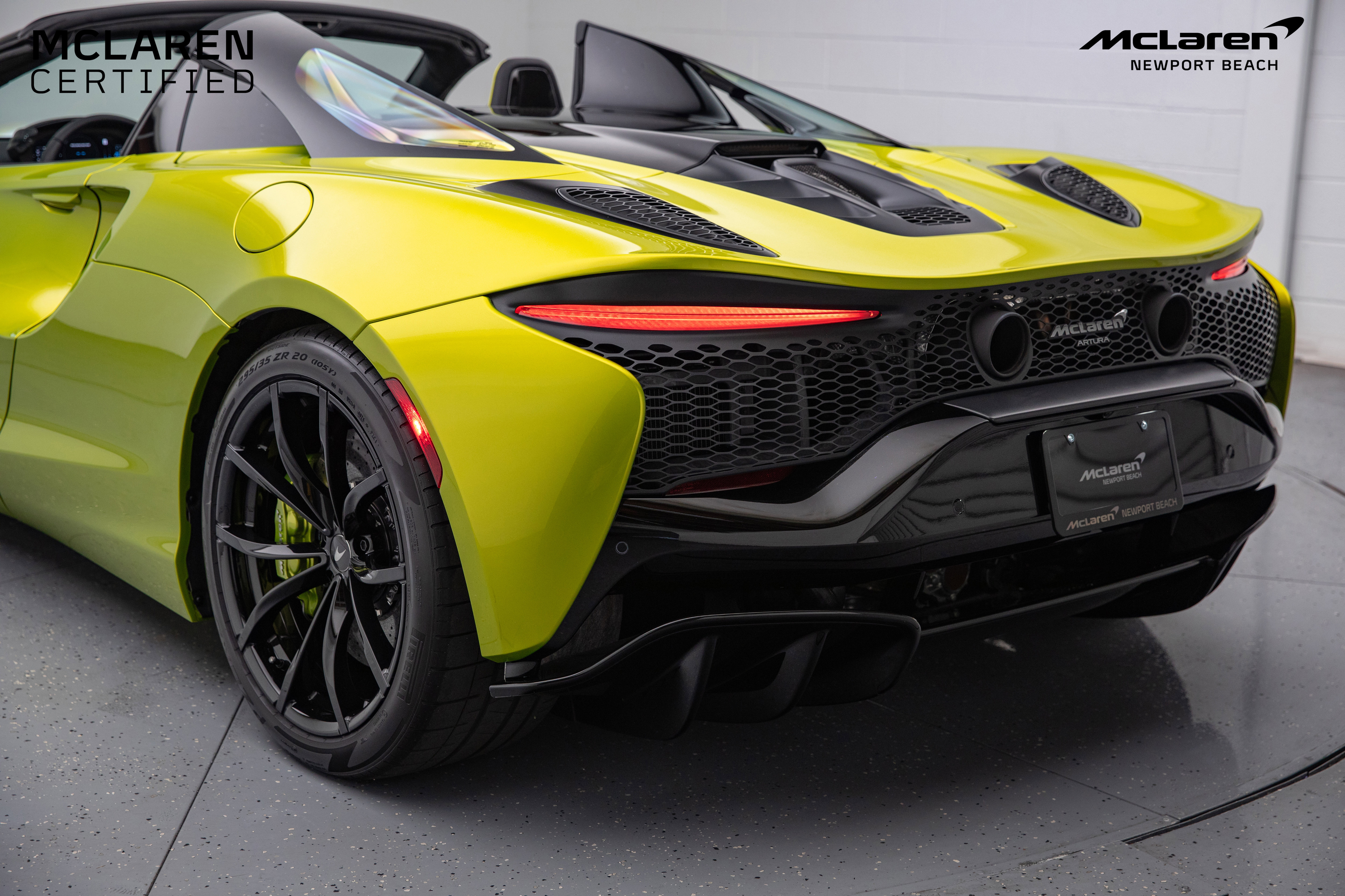 Used 2025 McLaren Artura Spider image 11