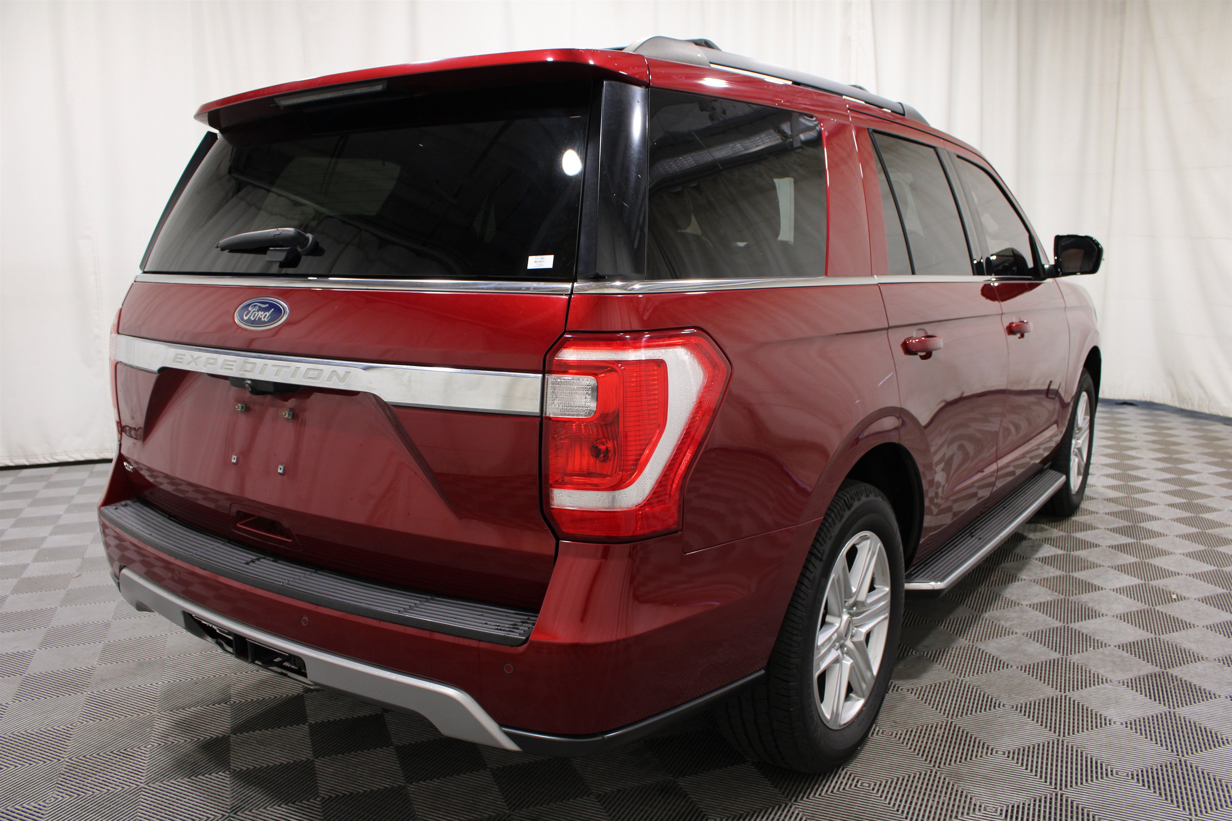 Used 2018 Ford Expedition XLT w/ Equipment Group 202A AWD/4WD image 33