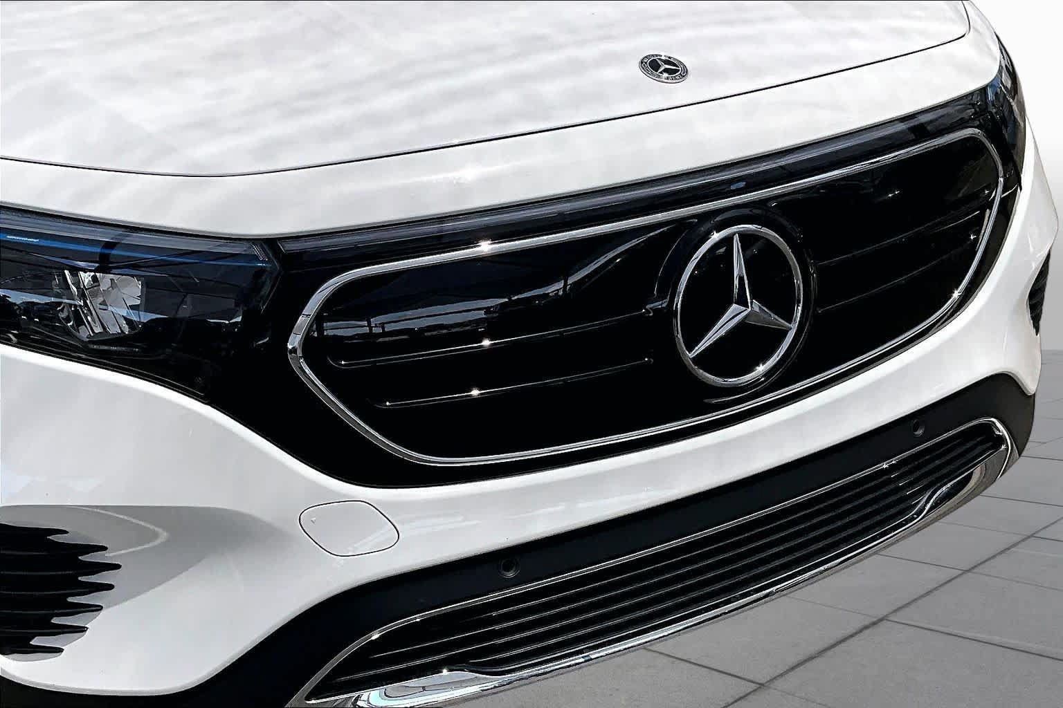 Certified 2023 Mercedes-Benz EQB 300 4MATIC w/ Exclusive Package image 29
