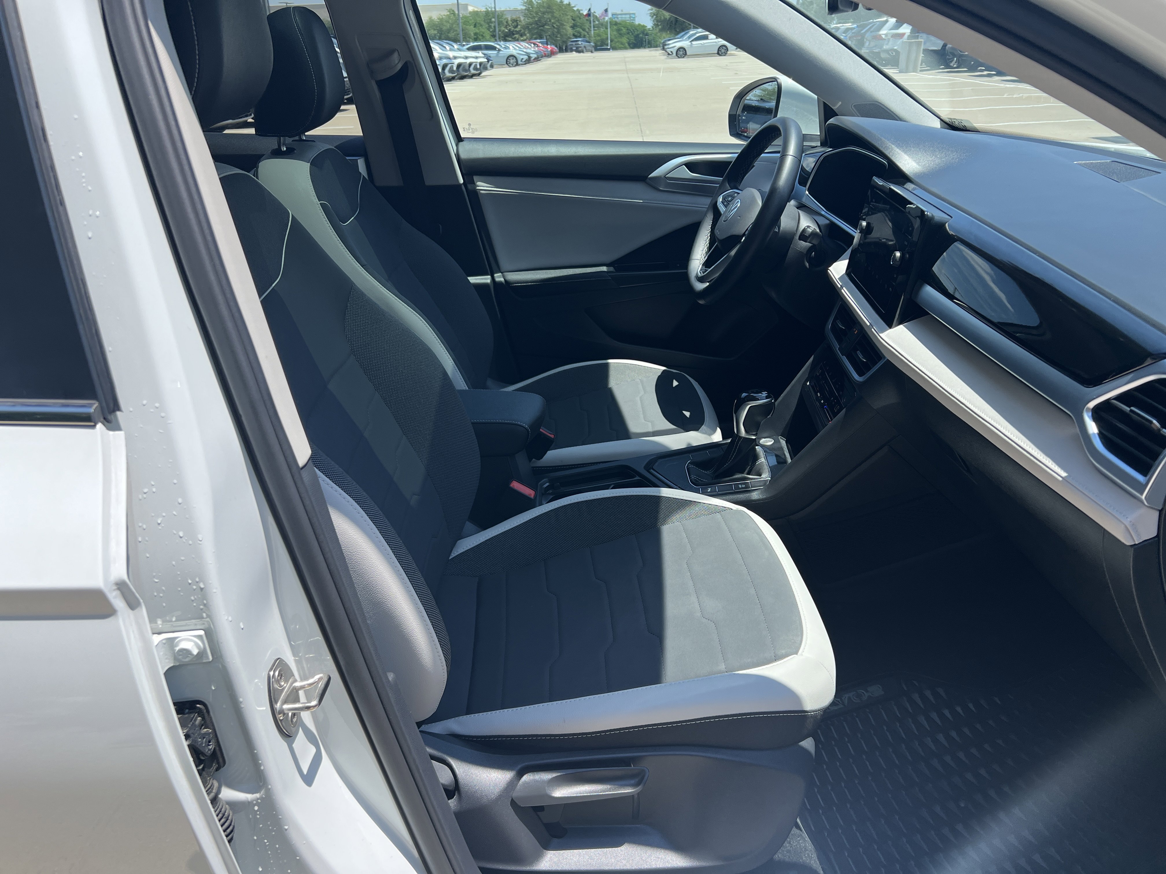 Used 2025 Volkswagen Taos SE w/ Panoramic Sunroof Package FWD image 28