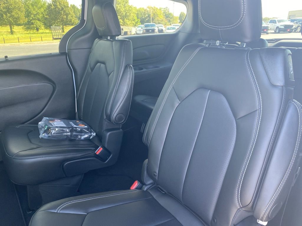 New 2026 Chrysler Pacifica Select FWD image 29
