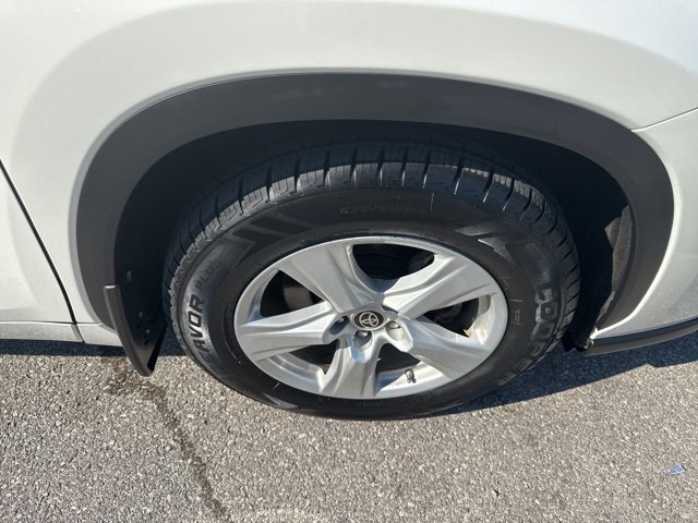 Used 2021 Toyota Highlander LE image 20