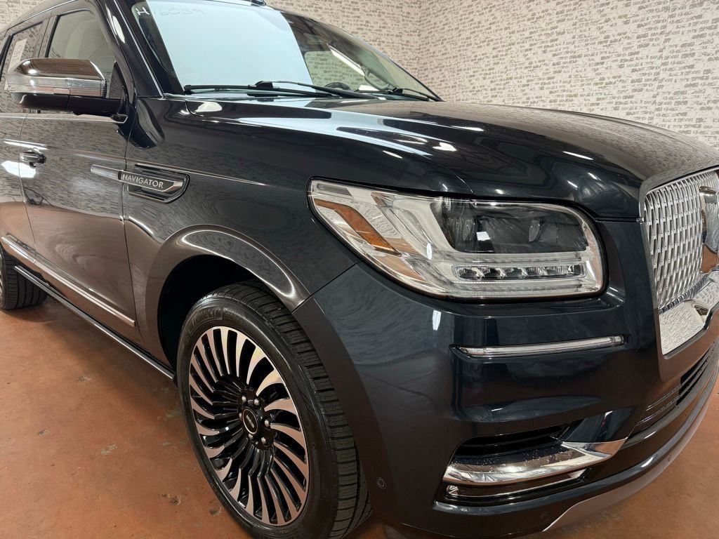 Used 2021 Lincoln Navigator Black Label w/ Cargo Convenience Package image 9