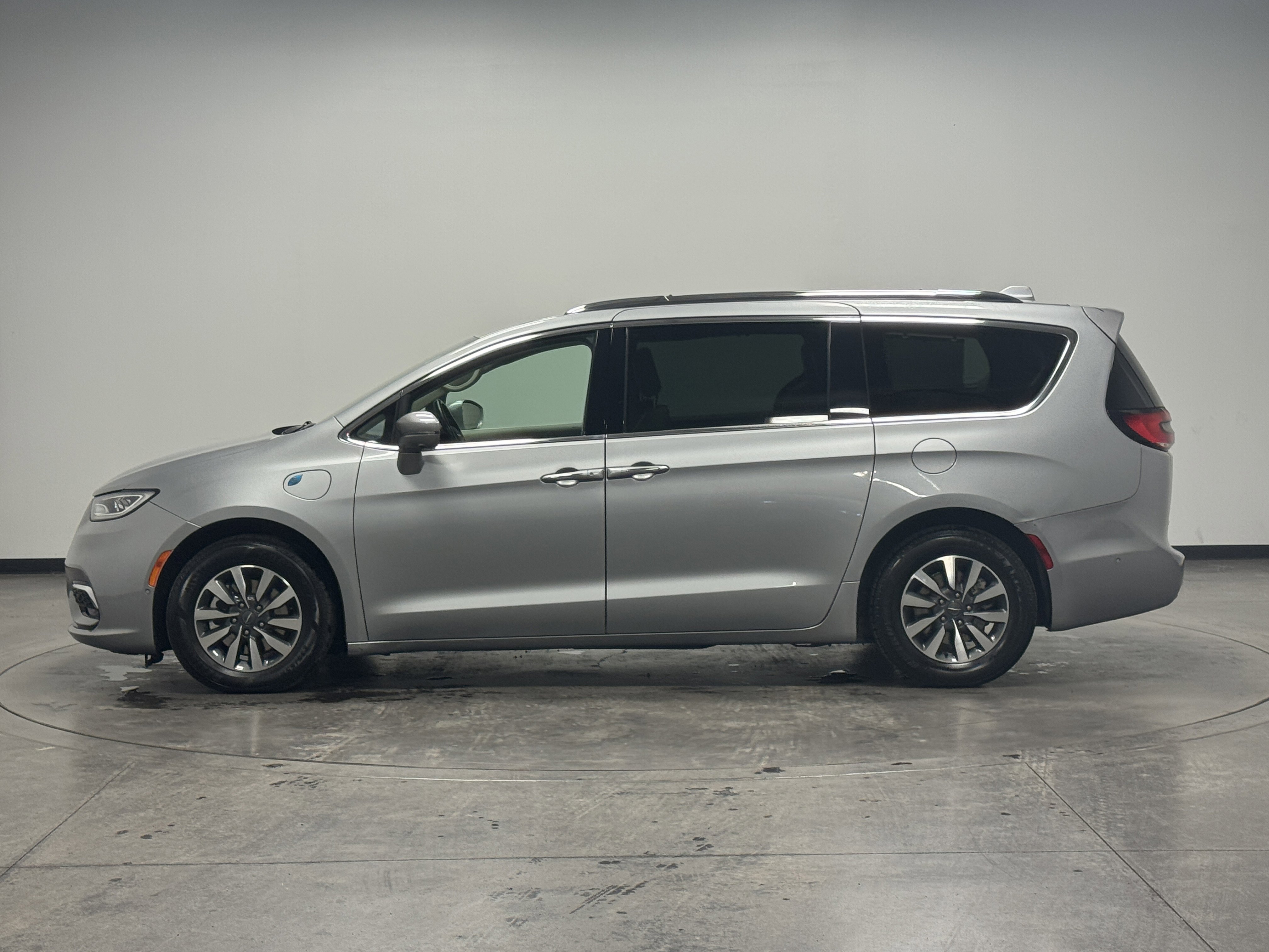 Used 2021 Chrysler Pacifica Touring-L image 5