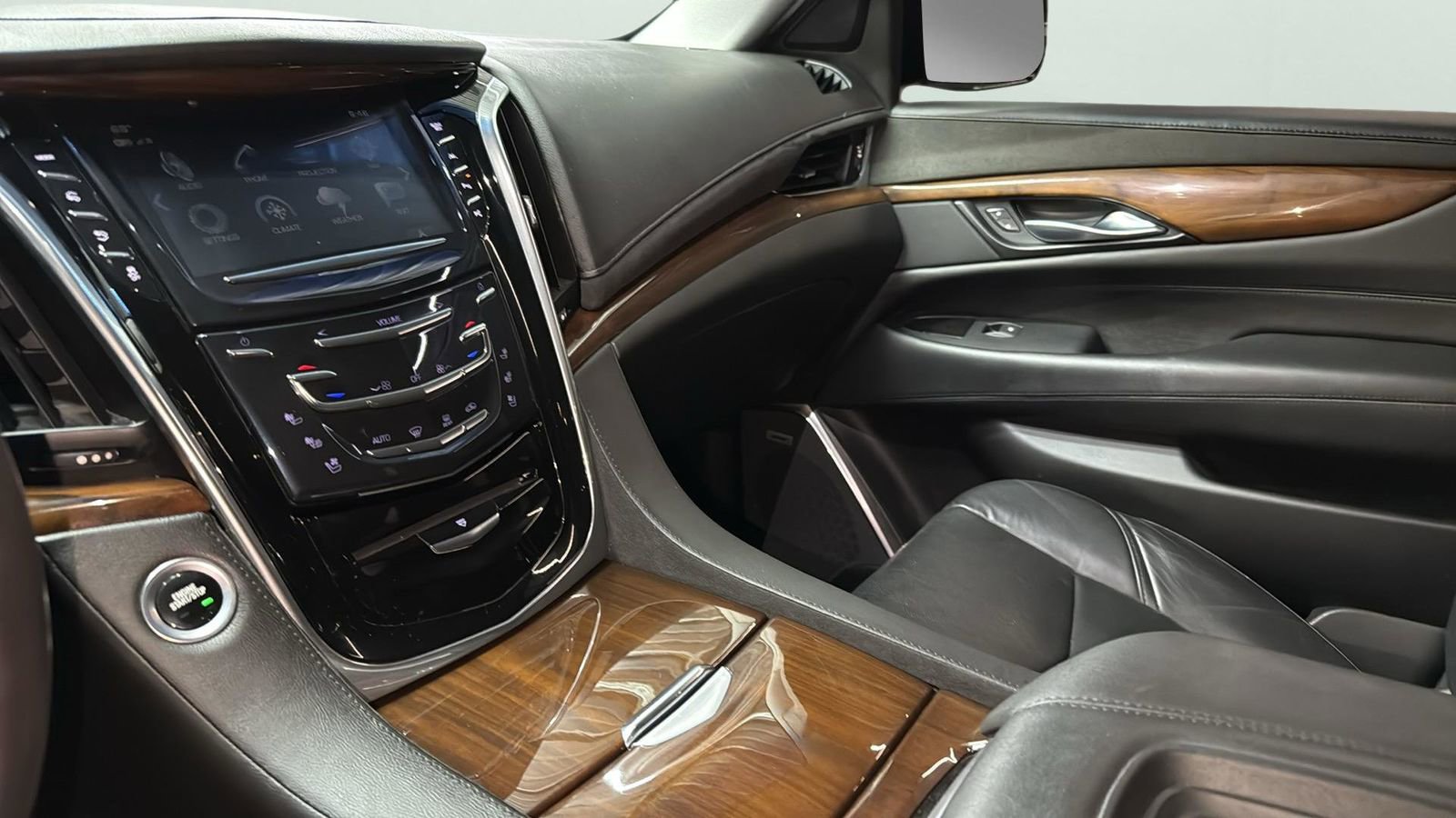 Used 2018 Cadillac Escalade Luxury image 20