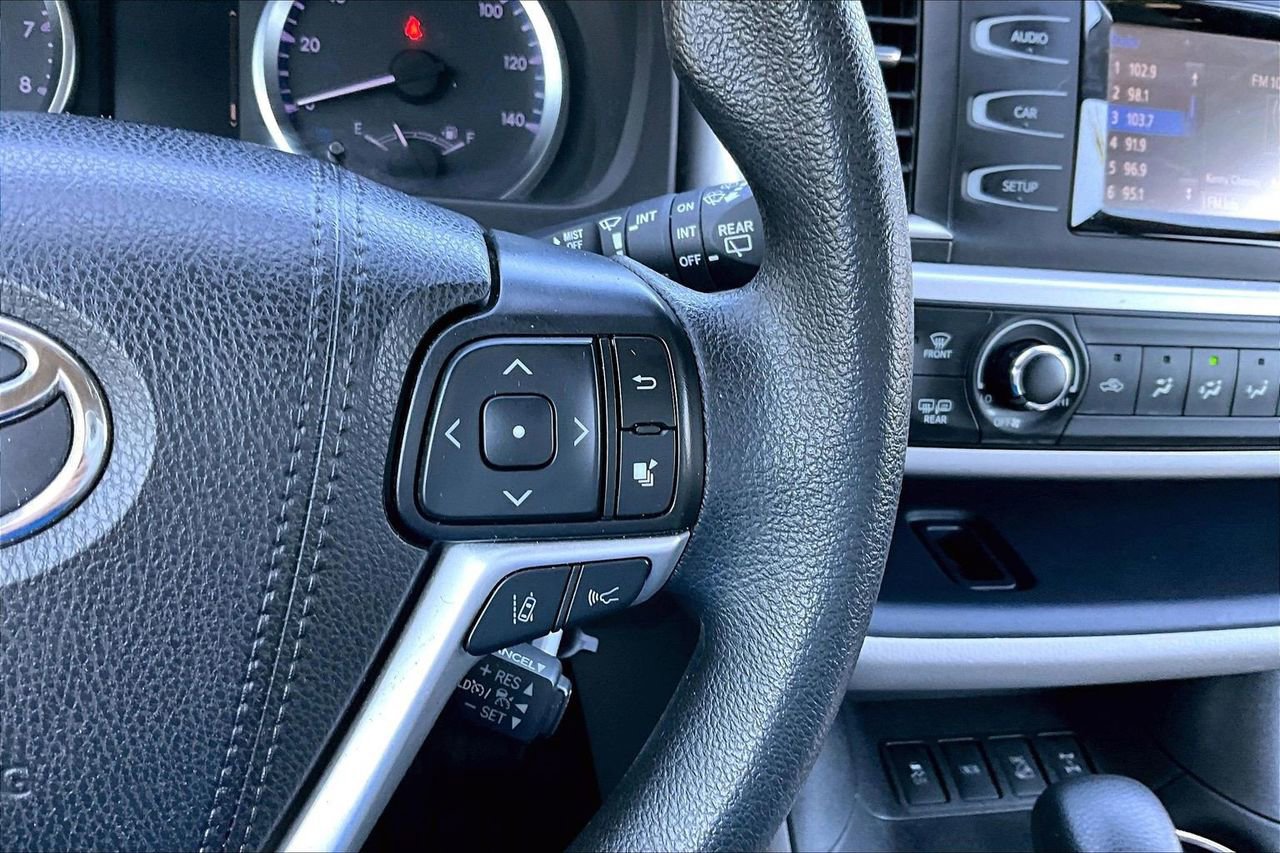 Used 2019 Toyota Highlander LE w/ Protection Package #3 image 28
