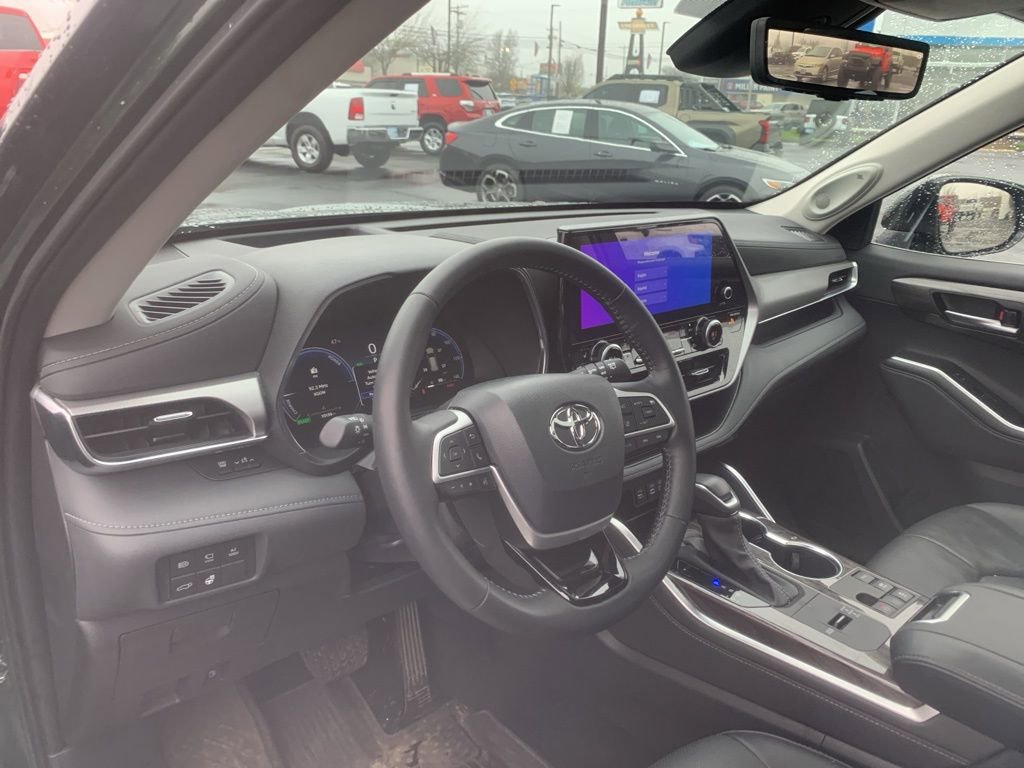 Used 2025 Toyota Highlander Platinum image 10