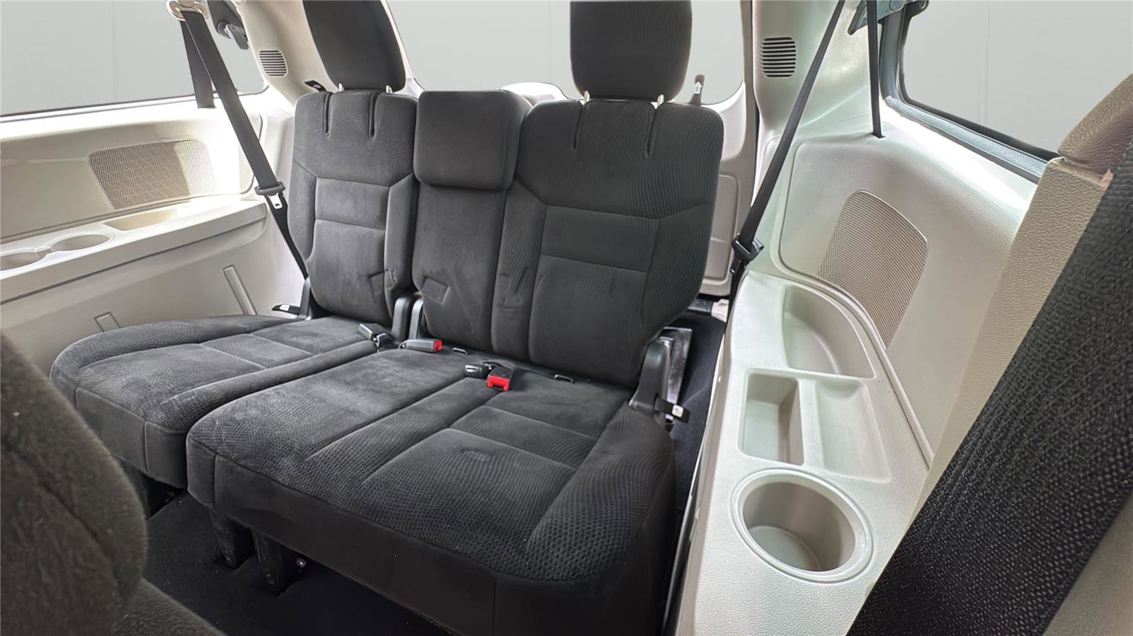 Used 2015 Dodge Grand Caravan American Value Package FWD image 12
