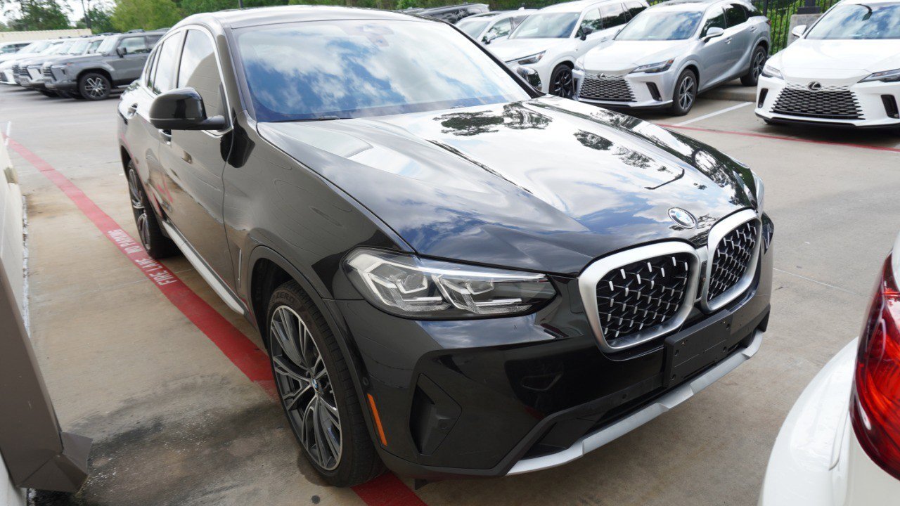 Used 2025 BMW X4 xDrive30i w/ Premium Package image 2