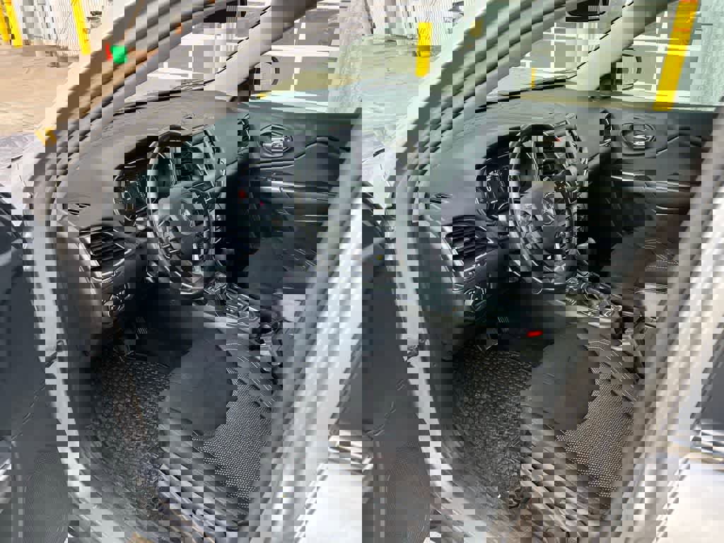 Used 2019 Jeep Cherokee Latitude w/ Cold Weather Group image 2