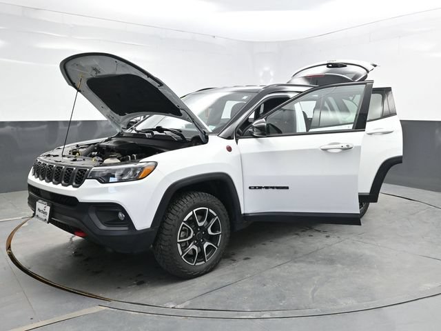 Used 2025 Jeep Compass Trailhawk AWD/4WD image 37