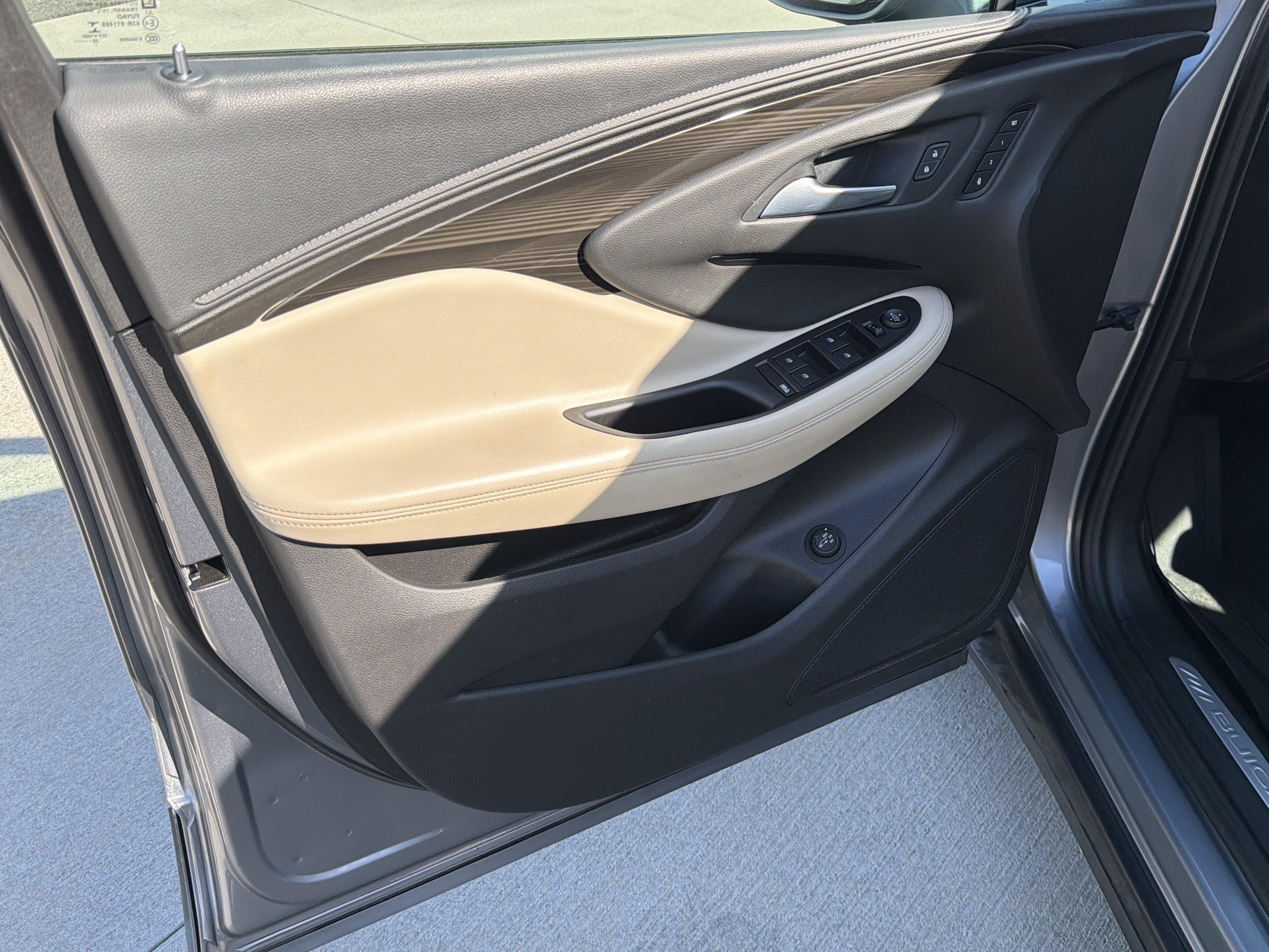 Used 2020 Buick Envision Essence w/ Experience Buick Package FWD image 14