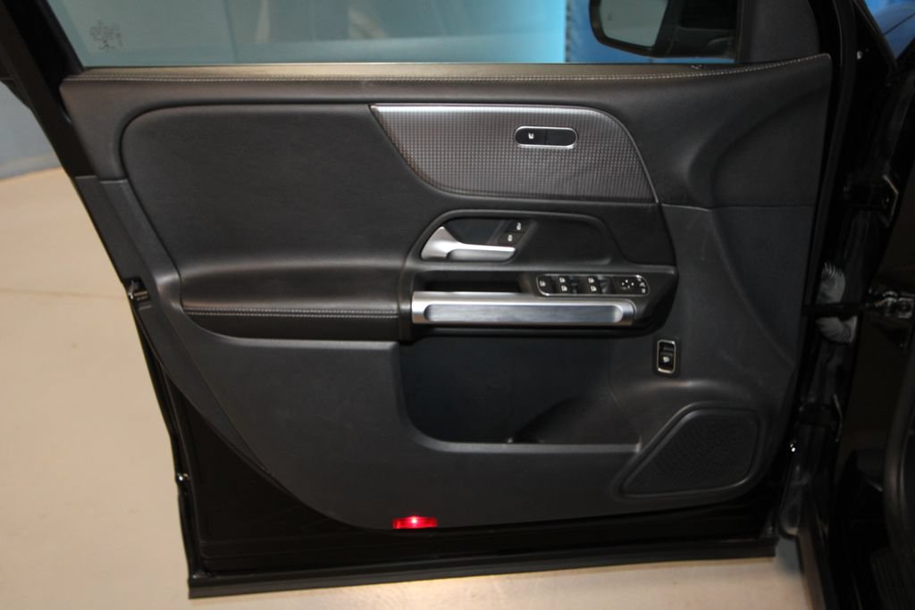 Used 2022 Mercedes-Benz GLB 250 4MATIC image 5