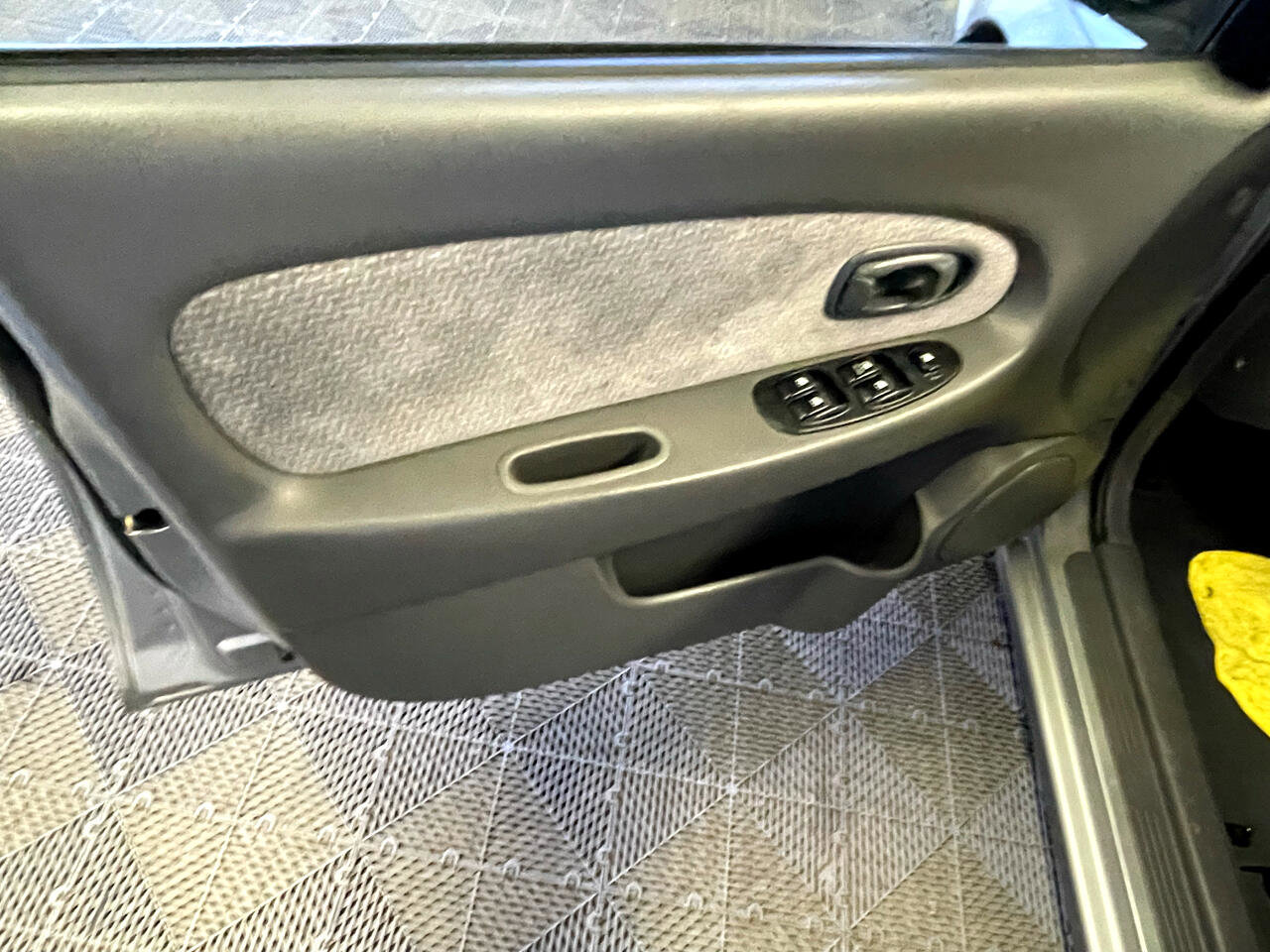 Used 2004 Kia Spectra Sedan image 24