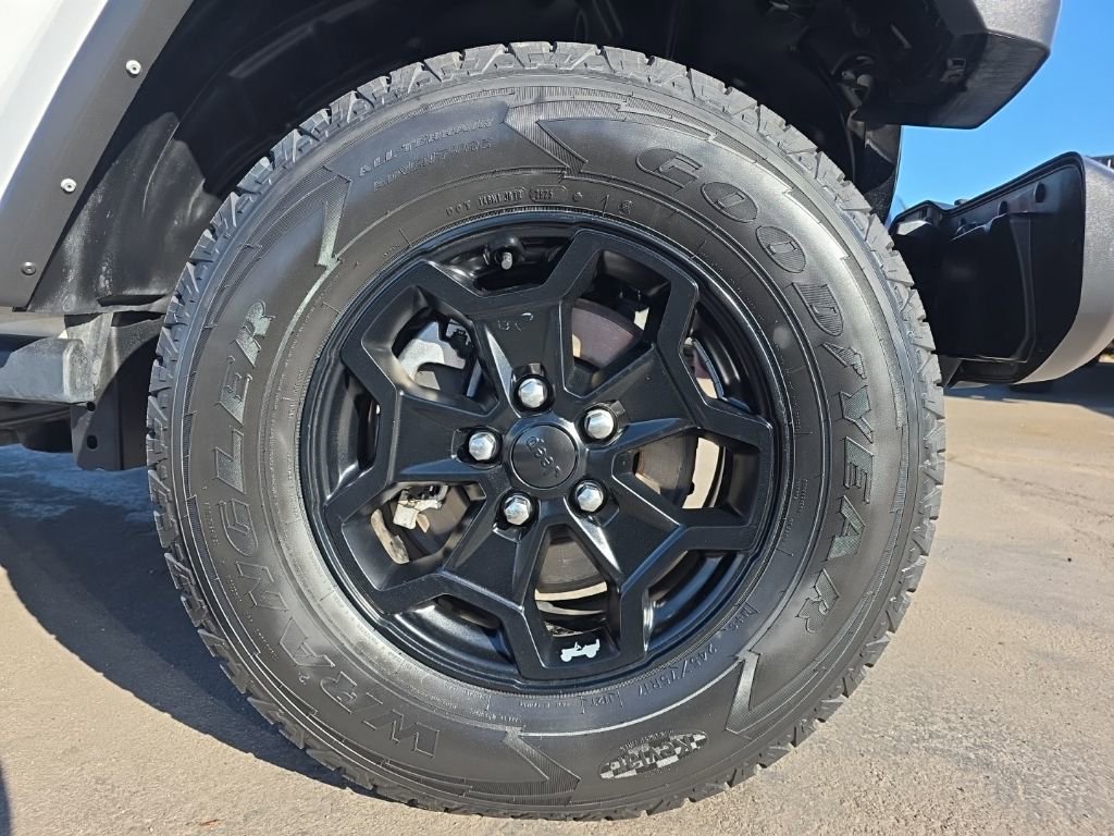 Certified 2022 Jeep Gladiator Willys image 9