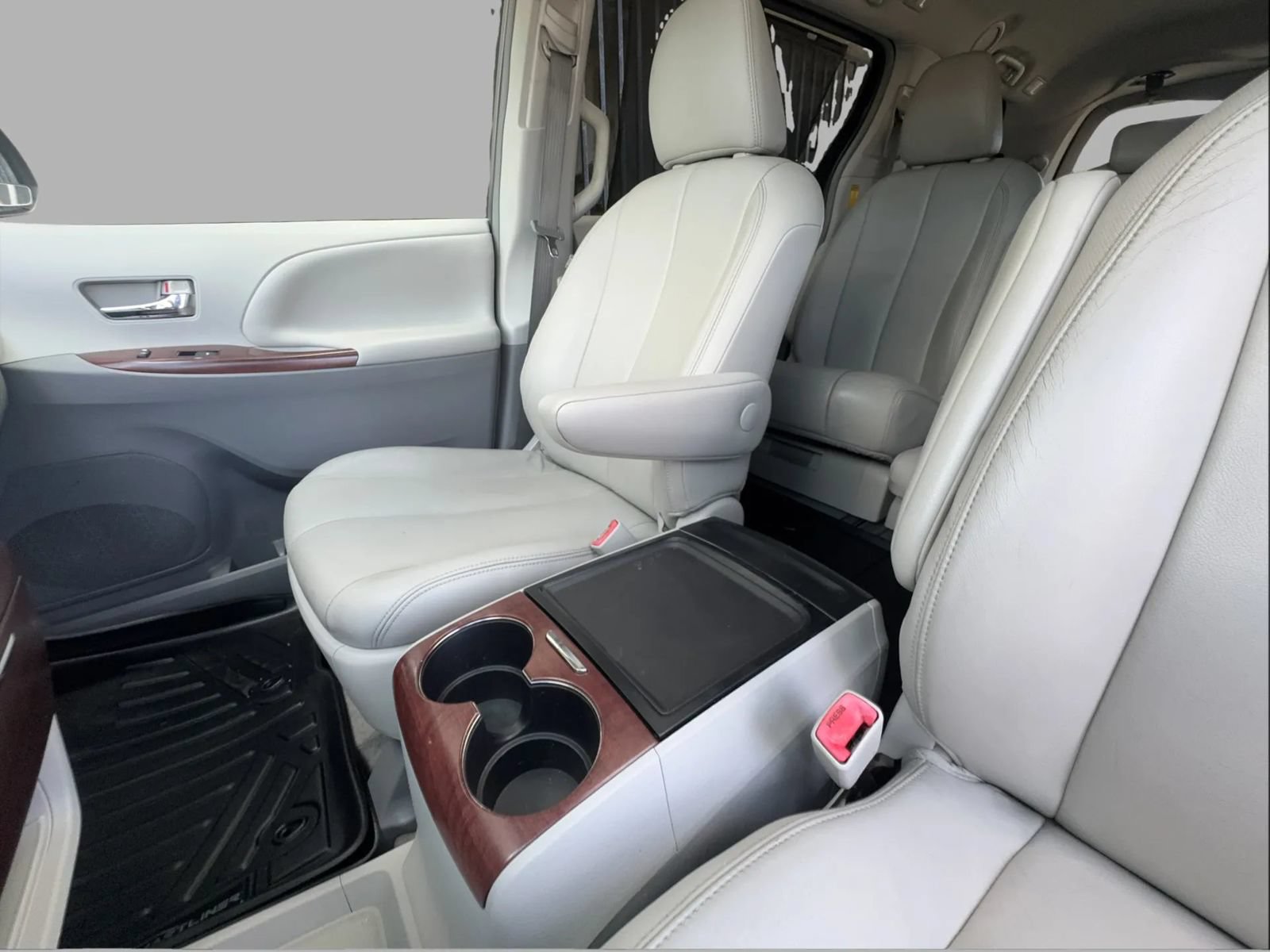 Used 2014 Toyota Sienna XLE FWD image 28