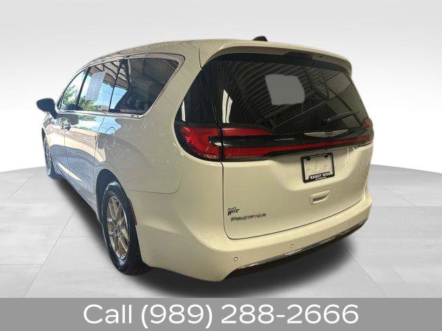 Used 2023 Chrysler Pacifica Touring-L FWD image 4
