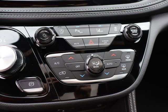 New 2026 Chrysler Pacifica Limited FWD image 28