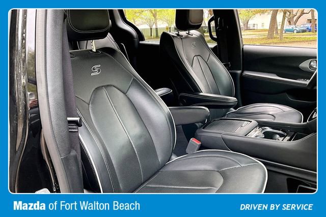 Used 2025 Chrysler Pacifica Limited image 29