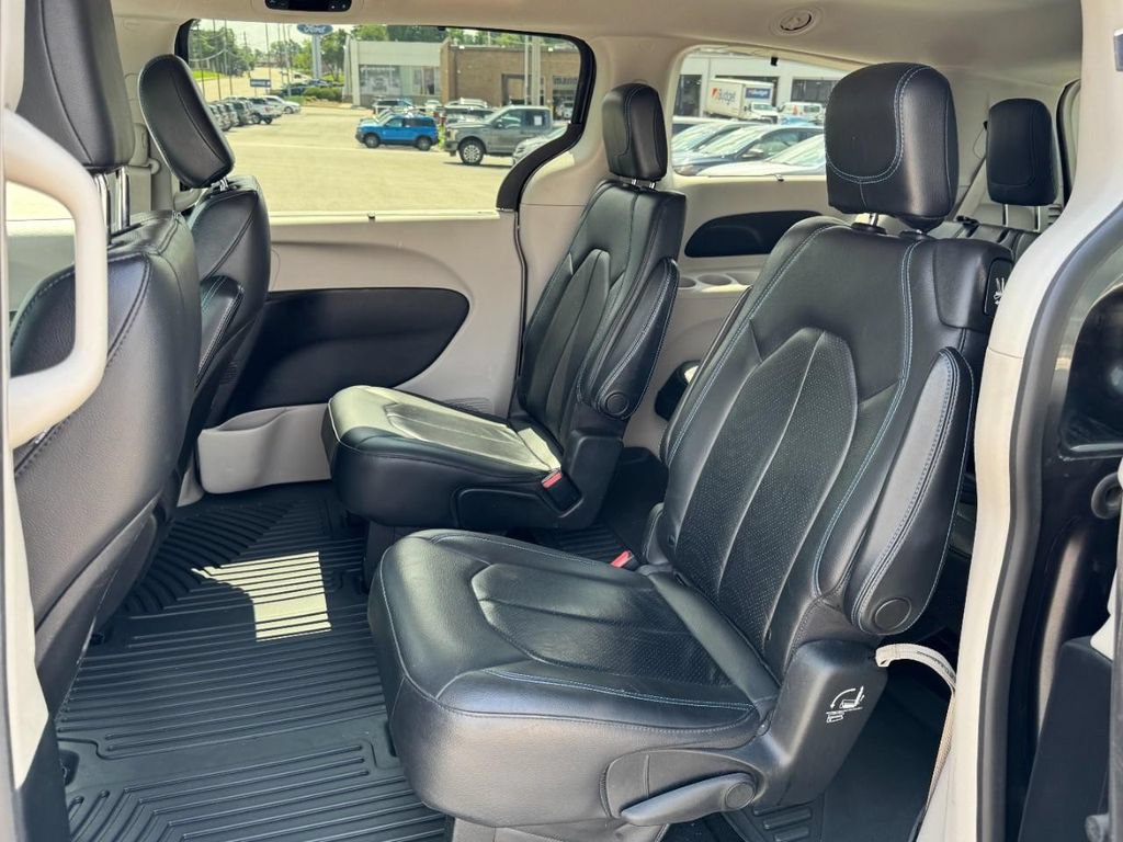 Used 2021 Chrysler Pacifica Touring-L FWD image 10