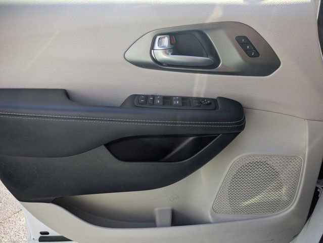 Used 2024 Chrysler Pacifica Touring-L image 20