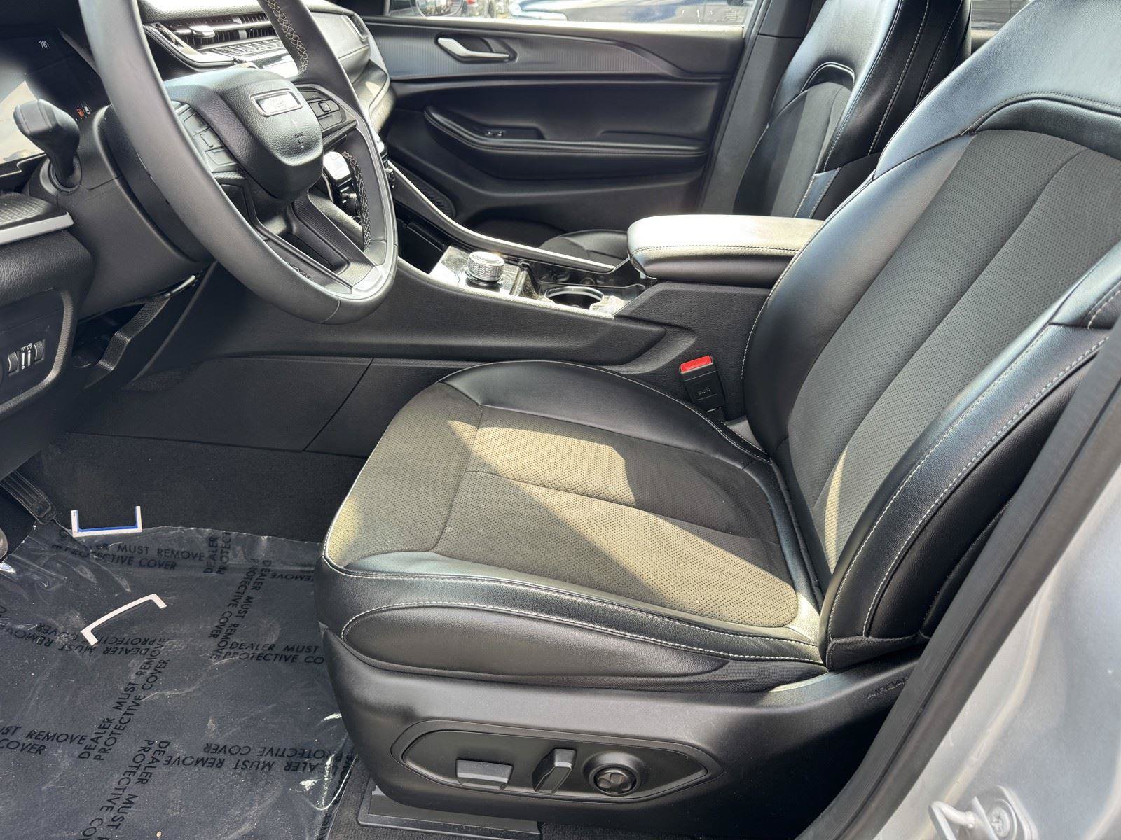 Used 2023 Jeep Grand Cherokee Altitude AWD/4WD image 19