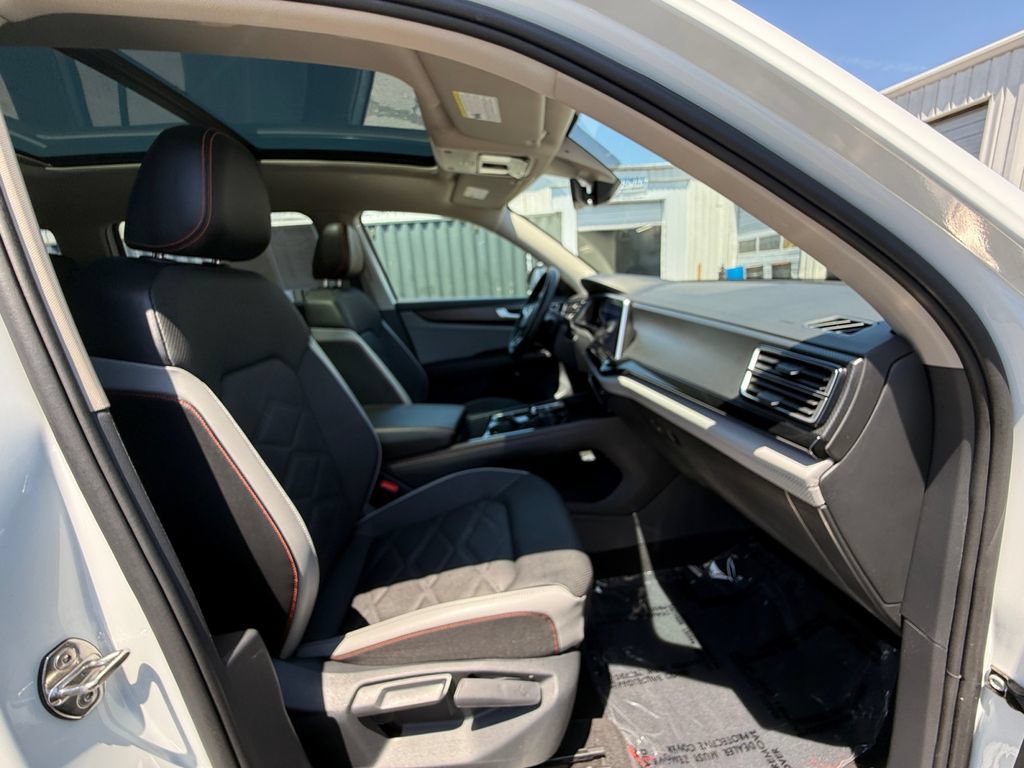 Used 2025 Volkswagen Atlas Peak Edition SE AWD/4WD image 26