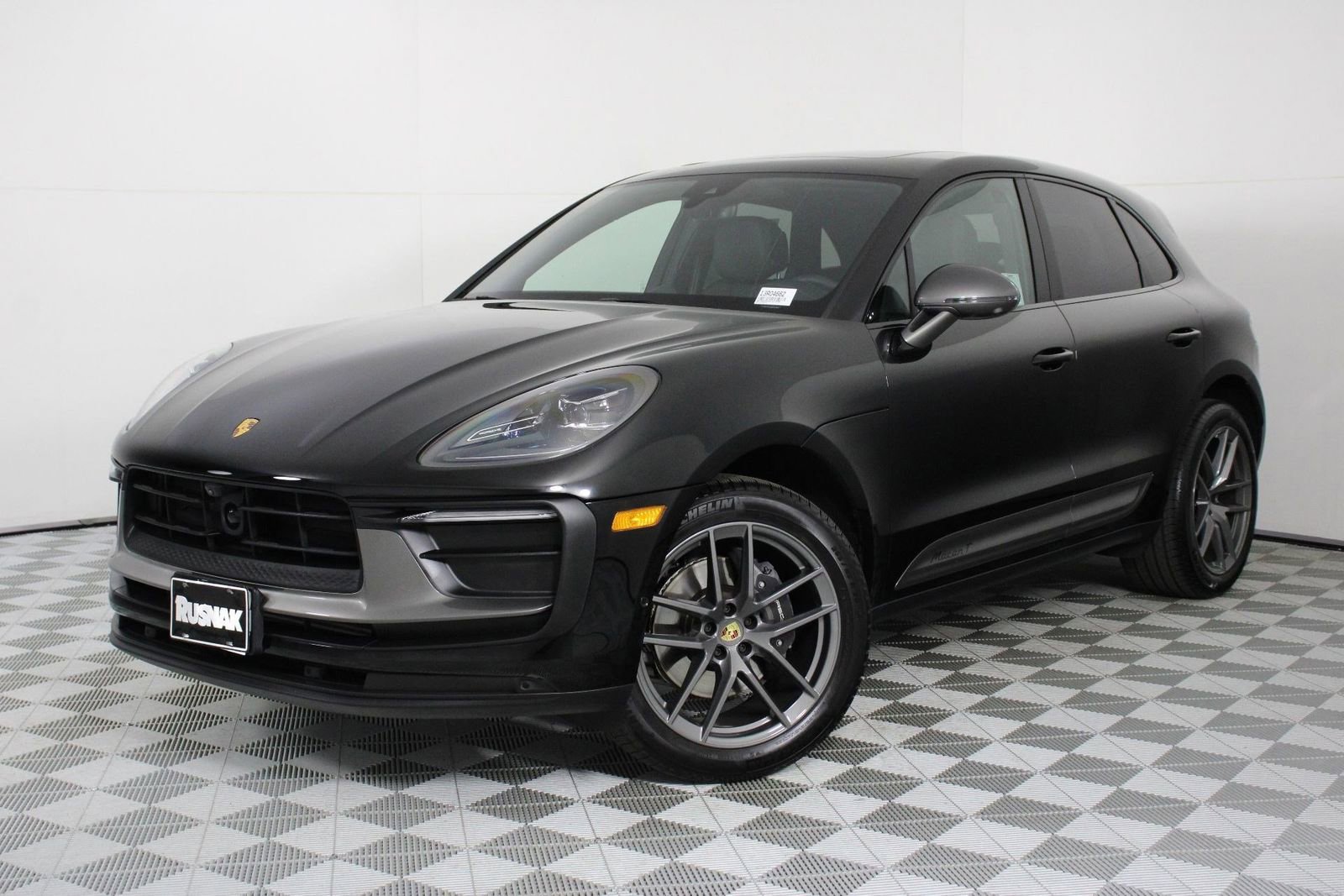Certified 2025 Porsche Macan Turbo image 1