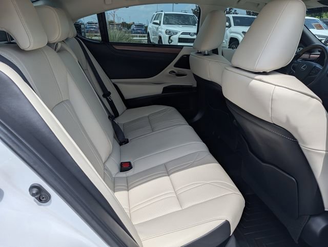 Used 2025 Lexus ES 300h Ultra Luxury FWD image 32