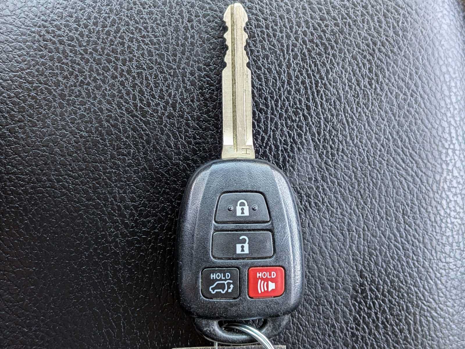 Used 2016 Toyota RAV4 XLE AWD/4WD image 24