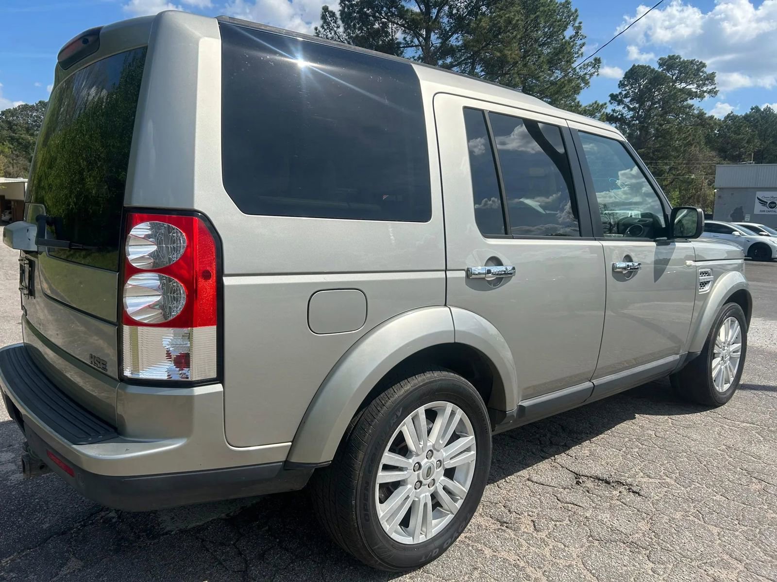 Used 2010 Land Rover LR4 HSE LUX AWD/4WD image 3