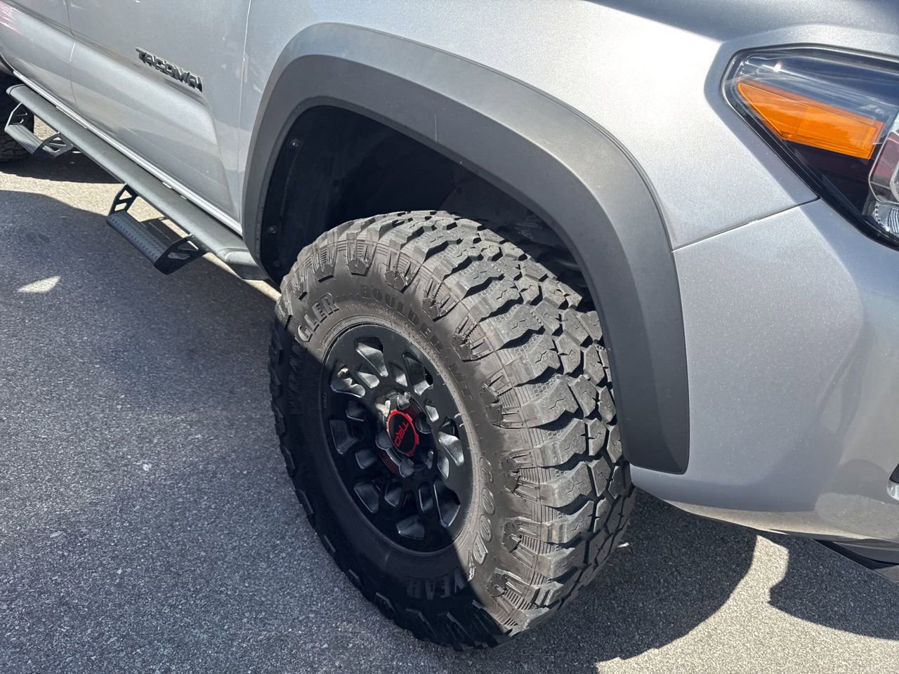 Used 2020 Toyota Tacoma TRD Off-Road w/ TRD Premium Off Road Package AWD/4WD image 5