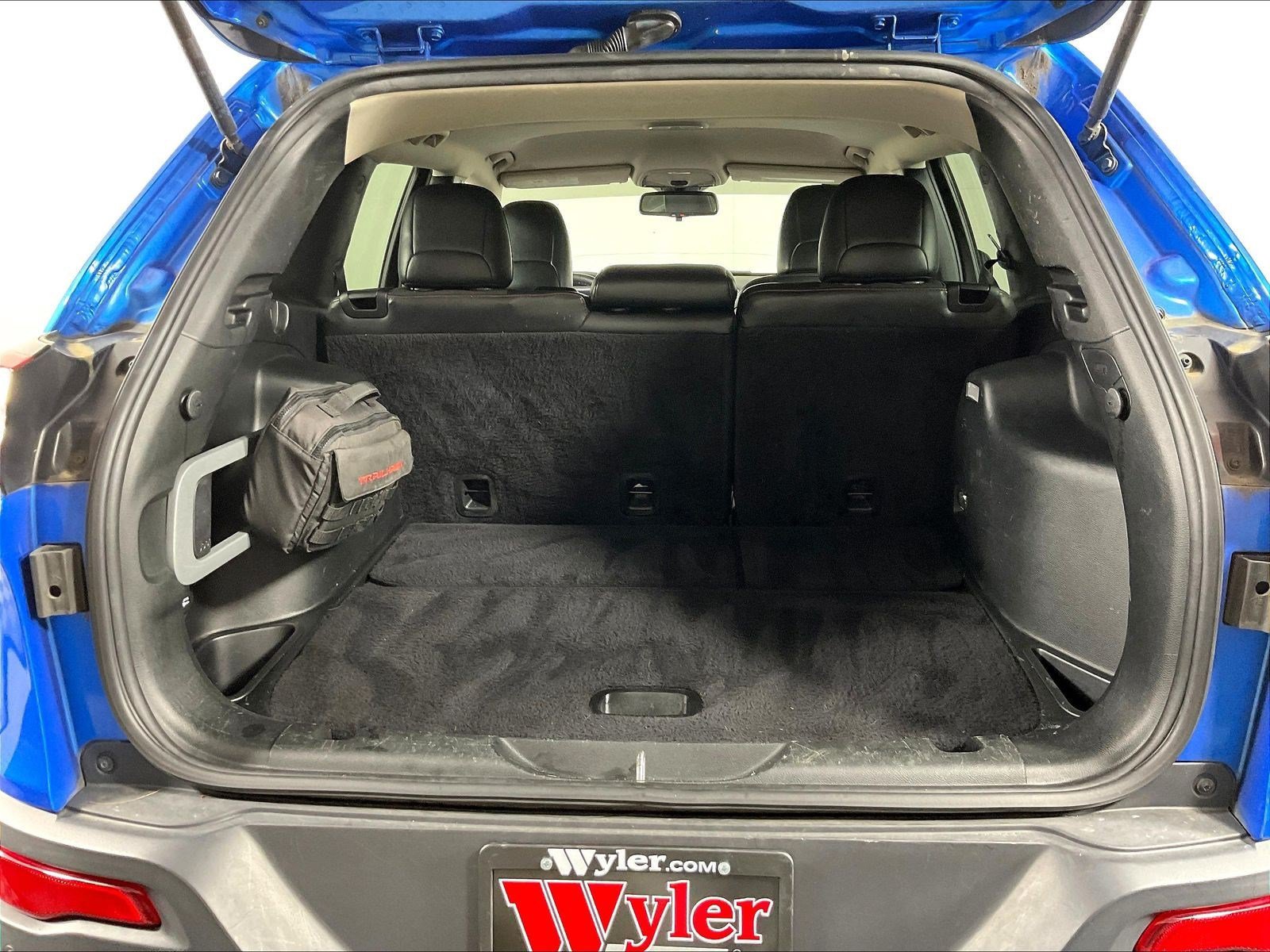Used 2018 Jeep Cherokee Trailhawk w/ Cold Weather Group AWD/4WD image 37