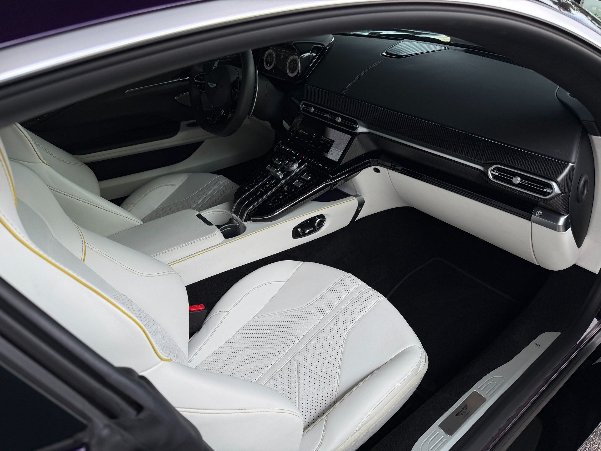 Used 2025 Aston Martin V8 Vantage Coupe RWD image 27