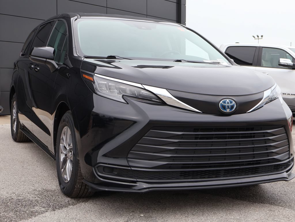 Used 2024 Toyota Sienna LE FWD image 6