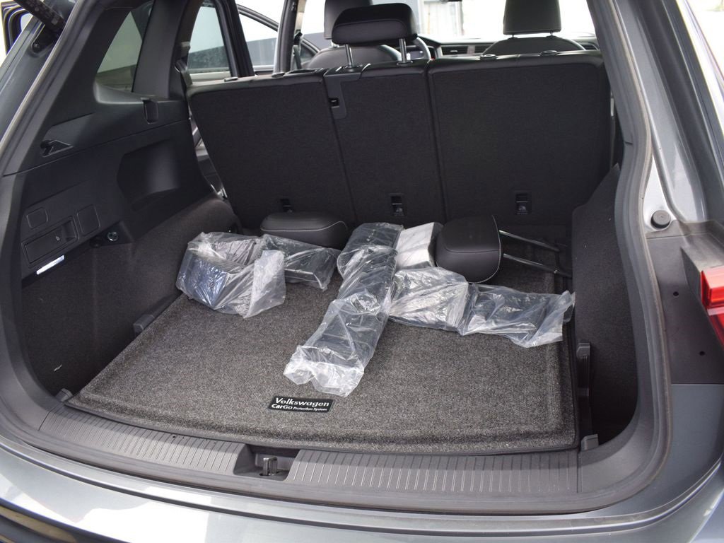 Certified 2022 Volkswagen Tiguan SE R-Line image 22