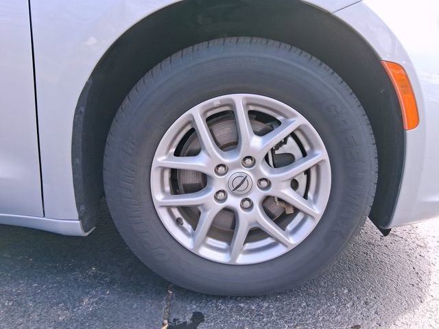 Used 2024 Chrysler Pacifica Touring-L FWD image 8