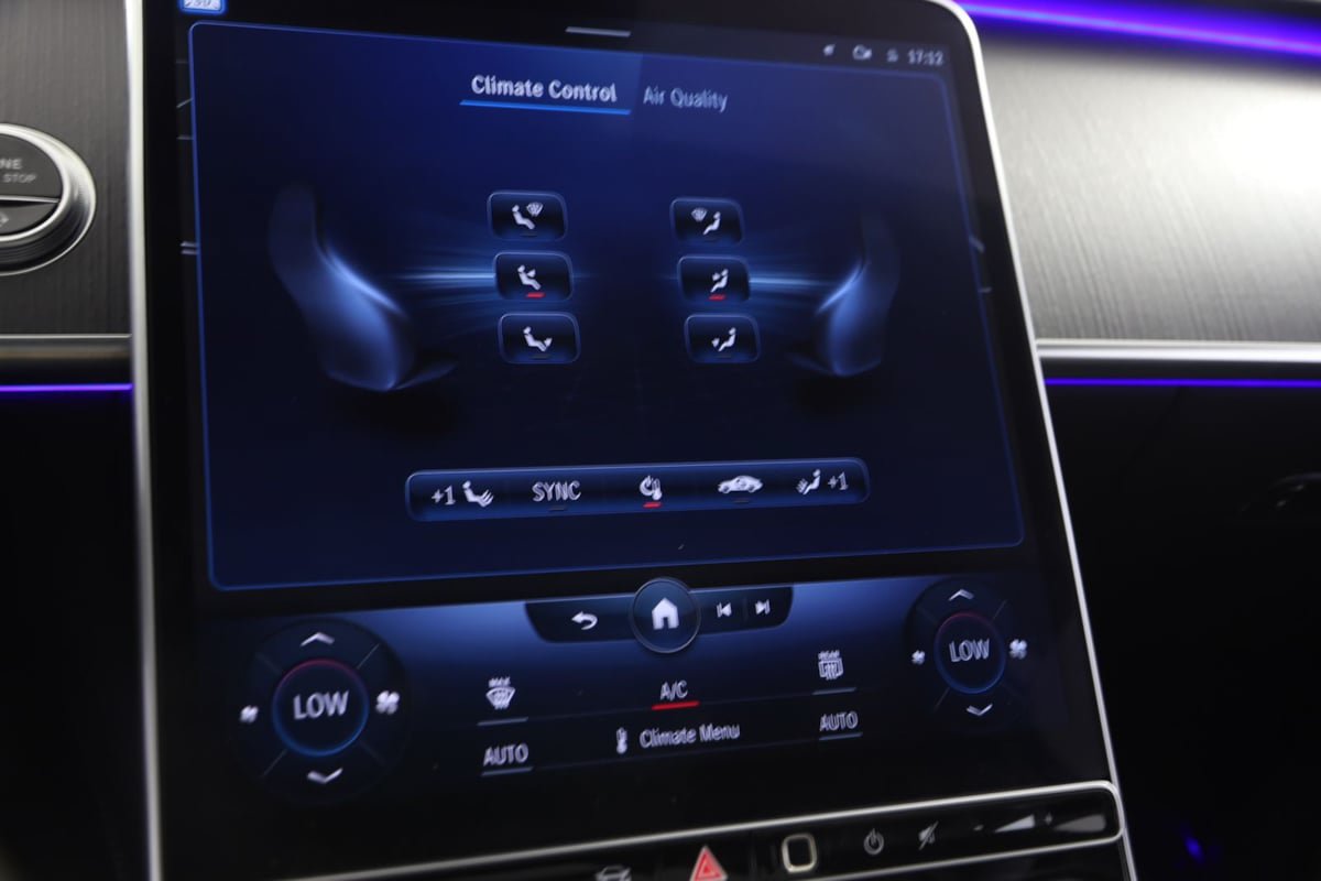 Used 2022 Mercedes-Benz S 500 4MATIC w/ AMG Line Package image 36
